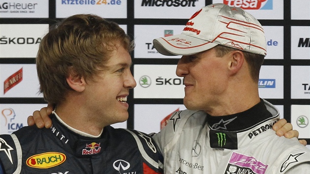 Michael Schumacher (vpravo) a Sebastian Vettel oslavují svj triumf mezi týmy