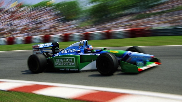 PRO� BYL TAK RYCHLÝ? Pilot formule 1 Michael Schumacher si údajn� cestou k