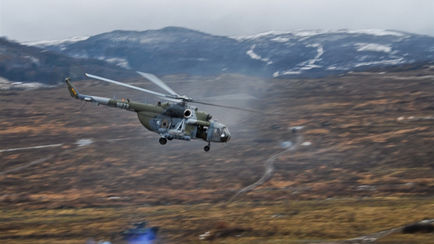 Evakuace rannch pomoc vrtulnku Mi-171 bhem nejvtho letonho cvien esk armdy na Doupov