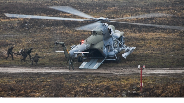 Evakuace ranných pomocí vrtulníku Mi-171 bhem nejvtího letoního cviení...