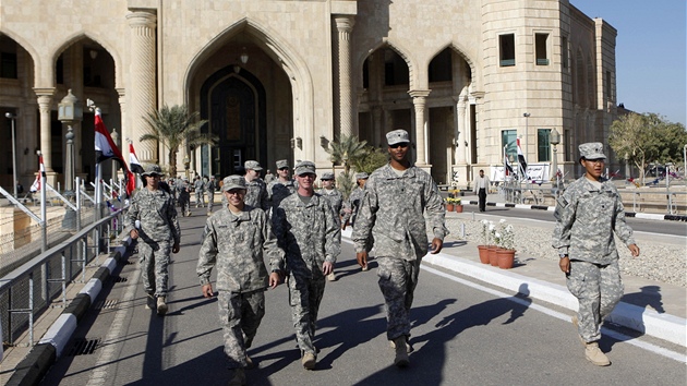 Amerit vojci opoutj palc Al Faw, kter kdysi patil Saddmu Husajnovi. Amerian kolem nj vybudovali svou nejvt vojenskou zkladnu v zemi (1. prosince 2011)