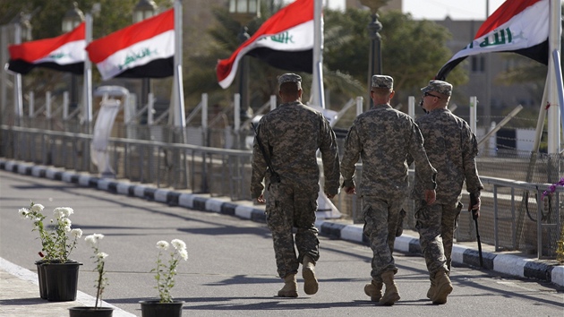 Amerit vojci opoutj palc Al Faw, kter kdysi patil Saddmu Husajnovi a Amerian kolem nj vybudovali svou nejvt vojenskou zkladnu v zemi (1. prosince 2011)