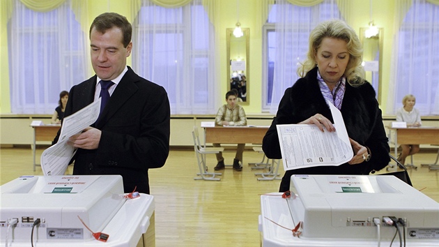 Rusk prezident Dmitrij Medvedv s manelkou Svtlanou si pipravuj volebn lstky. Hlava sttu volila v Moskv (4. prosince 2011)