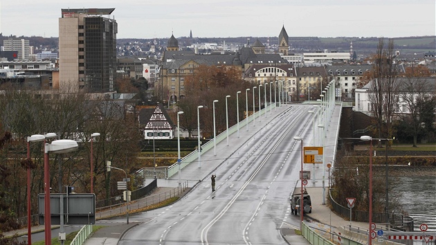 Vylidnn Koblenz. Na most pes eku Rn nesm kvli znekodovn bomby z druh svtov vlky nikdo, pouze vojci, kte ho ste (4. prosince 2011)
