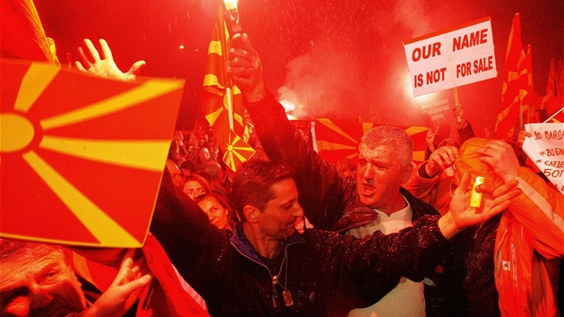 Demonstranti mávají v centru Skopje makedonskými vlajkami bhem manifestace na