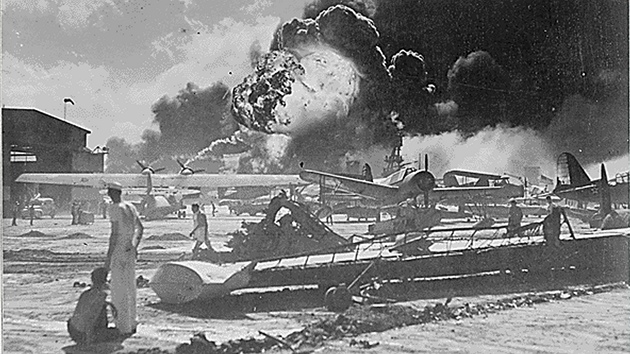 Amerití vojáci sledují zkázu na vojenské základn Pearl Harbor po útoku...