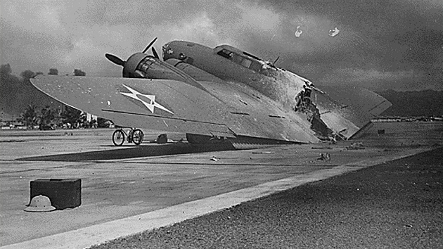 Ohořelé americké letadlo na Hickam Field po japonském útoku na Pearl Harbor (7....
