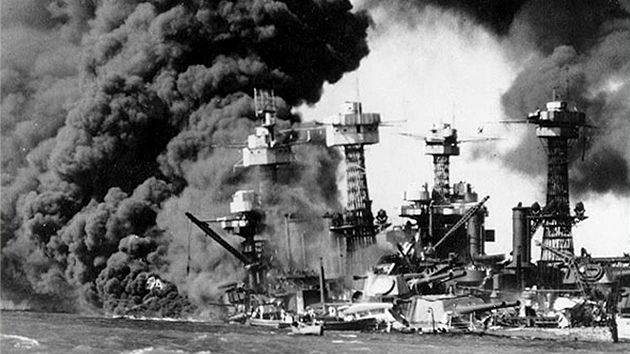 Lo USS West Virginia po japonském útoku na Pearl Harbor. Plavidlo se po poáru...