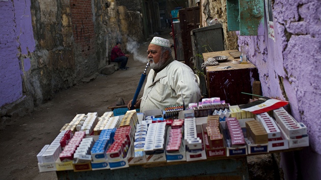 Egyptský prodava tabáku pokuuje v káhirské ulice a eká na zákazníky. V...