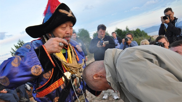 Souástí amanského obadu je poplivání neastníka koennou vodkou  na...