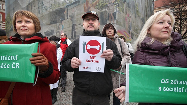 Happening odborá sdruených do Zdravotnické trojky ped ministerstvem