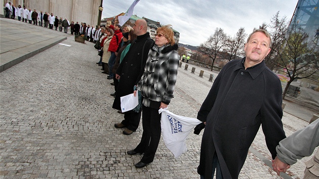 Na konci happeningu ped ministerstvem zdravotnictví vytvoili odborái ivý