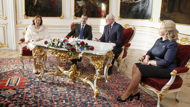 eský a ruský prezidentský pár se setkali v Habsburském salonu Praského hradu.