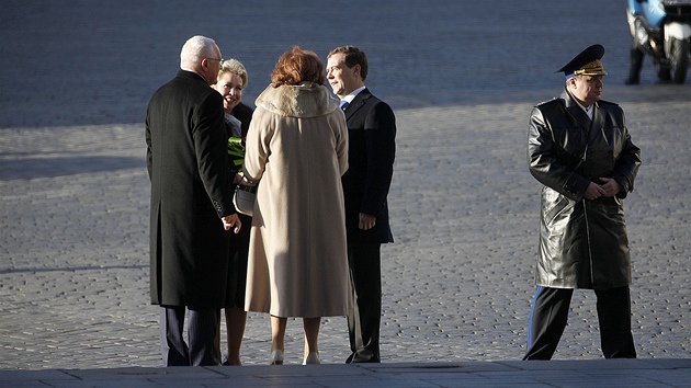 Prezidentské páry se vítají u Matyáovy brány Praského hradu. (8. prosince 