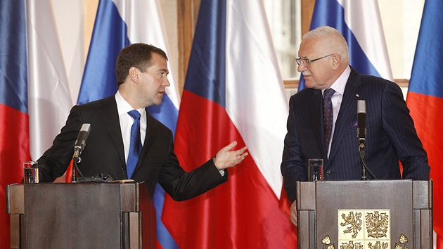 Dmitrij Medvedv a Vclav Klaus na tiskov konferenci po podpisu smluv mezi...
