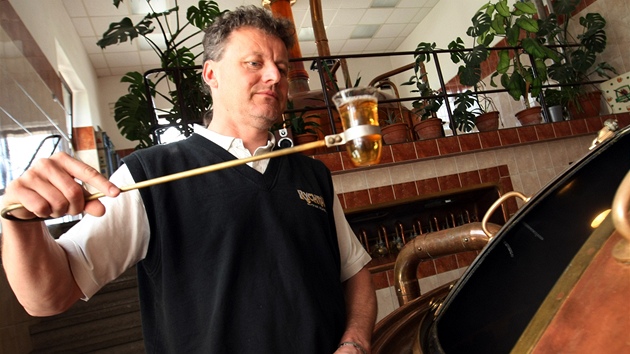 Dvorský pivovar Tambor navail svátení polotmavou trnáctku Klazar.