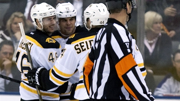 MEDV�DÍ RADOST. David Krej�í (vlevo) slaví gól se spoluhrá�i Nathanem Hortonem