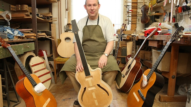  Výrobce a opravá kytar Jan Michálek má ve své díln plné ruce práce. Kytary