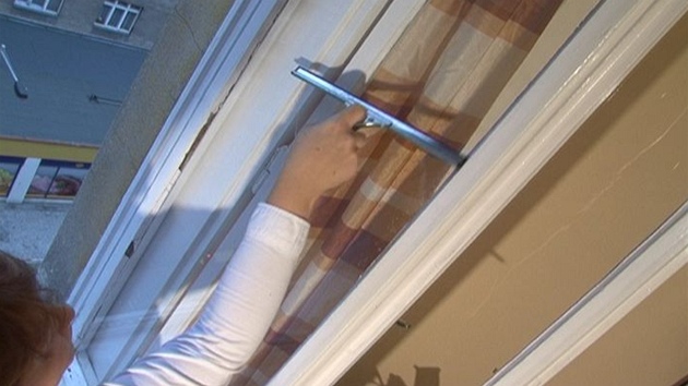 Mycí přípravek uvolní z okna špínu, vy je pak setřete, nejlépe kvalitní stěrkou. Ta vám může ušetřit hodně práce s dolešťováním okna.