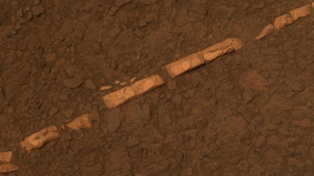 Tak to je ono. Sádrovcová íla na okraji kráteru Endeavour. Silná je zhruba dva...