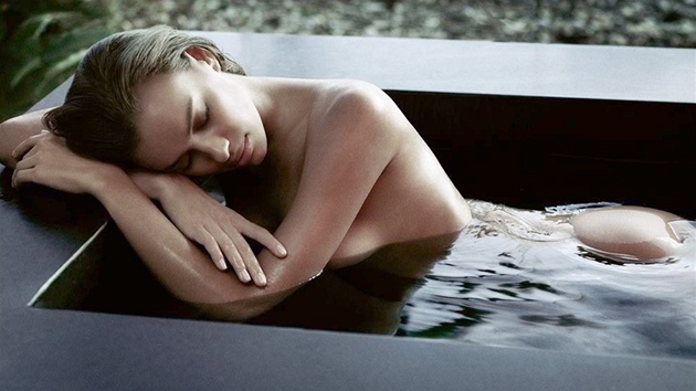 Irina Šaiková v reklamě na kosmetiku