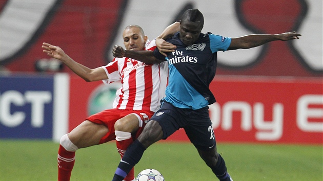 TSN SOUBOJ. Rafik Djebbour z Olympiakosu (vlevo) a Emmanuel Frimpong z Arsenalu bojuj o m.