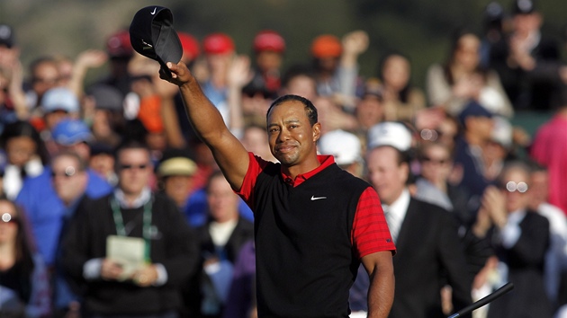 KONEN. Tiger Woods se raduje z triumfu v Thousand Oaks. Turnaj vyhrál po více