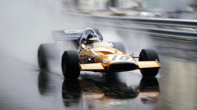 Peter Gethin ve voze McLaren-Ford během deštivého závodu v Monaku v roce 1971. 