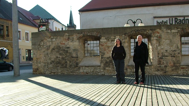 editelka Galerie Benedikta Rejta Alice tefankov a architekt Emil Pikryl na "devn palub" ped galeri