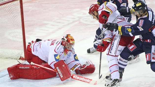 T�inecký gólman Peter Hamerlík likviduje pokus libereckého úto�níka Michala