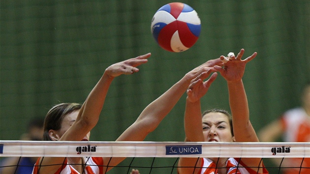  Olomoucké hrá�ky Eva Rutarová (vpravo) a Hana Van�urová na bloku. 