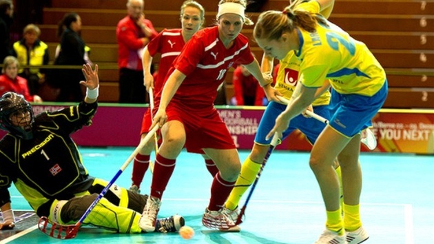 védské florbalistky v jedné z mnoha ancí ped norskou brankou.