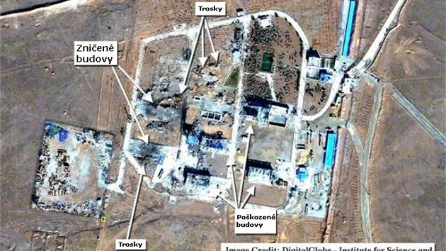 Satelitní snímek poničeného muničního skladu nedaleko Teheránu, který výbuch srovnal se zemí 12. listopadu
