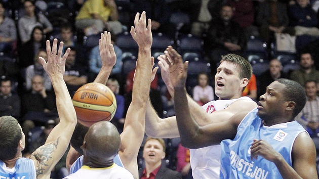 Basketbalista Zbynk Pospíil (vlevo) z Pardubic v akci - ilustraní foto.