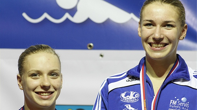 Aneta Pechancov (vpravo) a Martina Elhenick, trutnovsk plavkyn