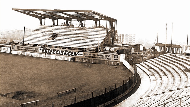 BAZALY. Takto vypadal stadion na ostravských Bazalech, když ho dělníci stavěli. Baník na něm hraje od roku 1959.