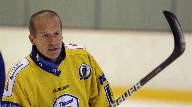 Alois Skácel, trenér fotbalového Zlína, pi hokeji.
