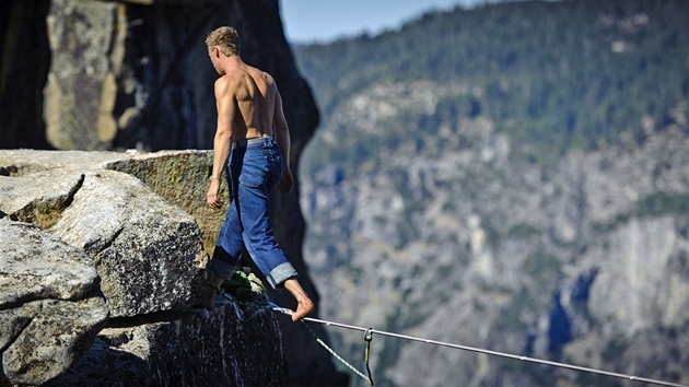 Michael Kemeter pi svm akrobatickm kousku v Yosemitech, kdy peel rokli po lan ve vce 914 metr.