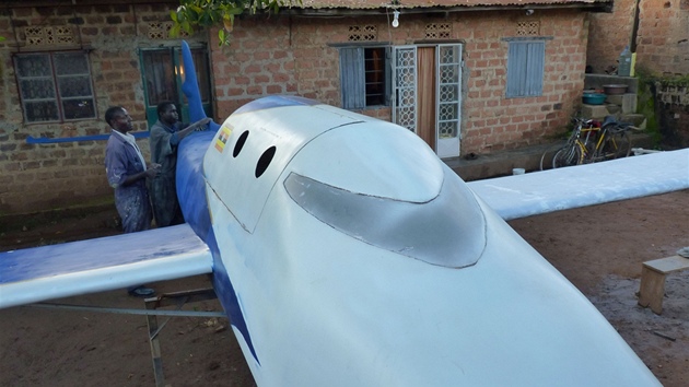 P�í�tí rok p�ijdou na �adu testy s pilotem a navigátorem. "Do p�ti let vy�leme...