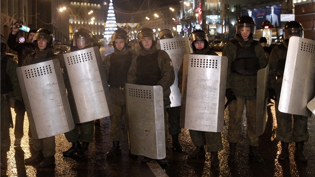 Jednotky ministerstva vnitra podpoily ruskou policii, aby uklidnily protesty v