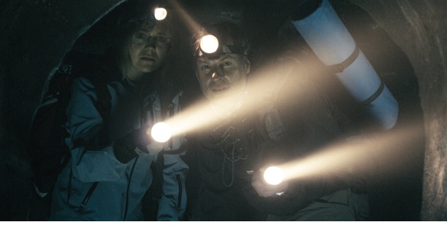 Natáčení Labyrintu obnášelo čtrnáct dní v podzemí jen s čelovkami a krosnami. Na snímku Lucie Vondráčková s Martinem Zbrožkem. 