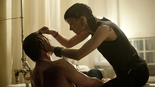 Z filmu Girl with the Dragon Tattoo (Muži, kteří nenávidí ženy) Davida Finchera – Rooney Mara a Daniel Craig.