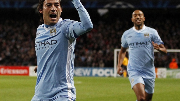 VEDEME! David Silva z Manchesteru City oslavuje svj gól do sít Bayernu