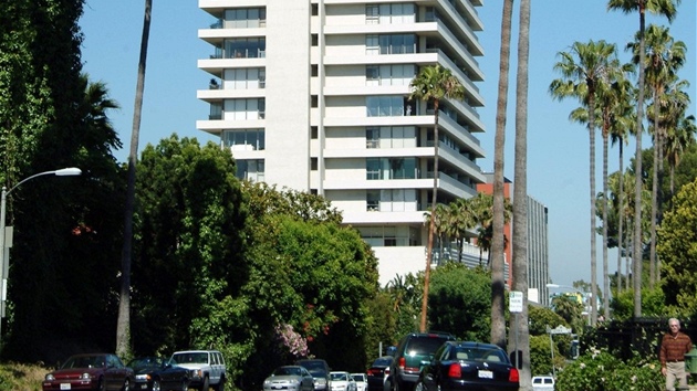 Luxusn vkov budova Sierra Towers stoj na hranici mst West Hollywood a Beverly Hills v Kalifornii.