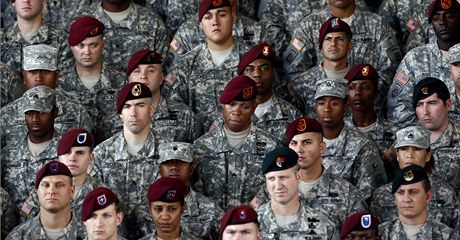 Vojáci na základn Fort Bragg naslouchají Obamov projevu (14. prosince 2011)