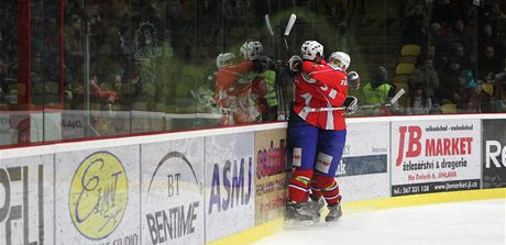 TEBÍSKÁ RADOST na jihlavském led. Hosté slaví gól do prázdné brány.