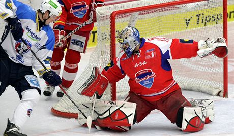 eskobudjovický gólman Jakub Ková zasahuje proti stele Tomáe Pituleho, jen