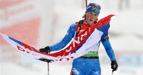 S VLAJKOU. Olga Zajcevová z Ruska slaví vítzství v rakouském závod Svtového