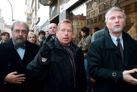 Vladimír Hanzel (vlevo), Václav Havel a Ladislav paek (vpravo) v roce 1999 na praské Národní tíd u píleitosti desátého výroí sametové revoluce
