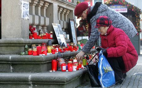 Po rozsvcení svíek a podpis v kondolenních knihách hodlají msta uctít zesnulého prezidenta pojmenováním ulic.